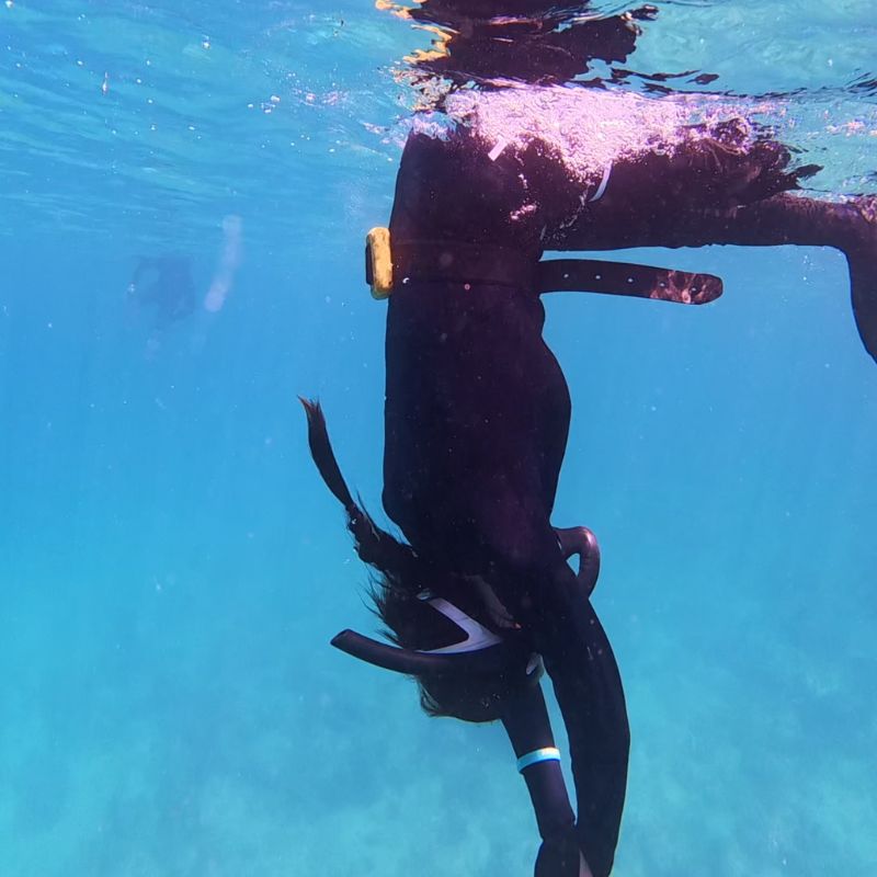 Cách chìm xuống nước đúng cách khi lặn Freediving - Kỹ thuật sử dụng chân fins 2 lam sao de lan bien khong bi noi 01
