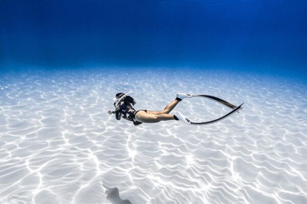 scuba diving without floating