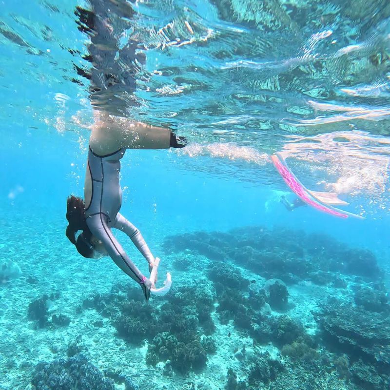 Cách chìm xuống nước đúng cách khi lặn Freediving - Kỹ thuật sử dụng chân fins 3 lam sao de lan bien khong bi noi 2